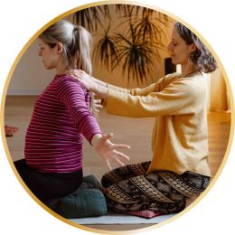 Linda im Rahmen der Yoga-Therapie mit einer Frau